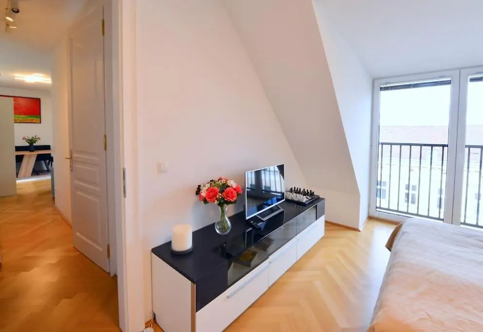 Modern Attic Flat With 2 Bedrooms Vienna